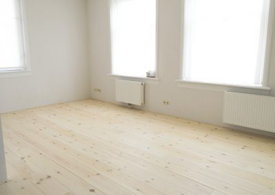 Woonkamer met een lichte grenen vloer