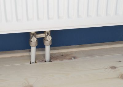 Uitspaaring radiatorleiding in de grenen vloer