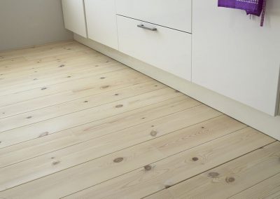 Aansluiting grenen vloer op de keukenplint