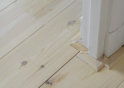 Grenen vloerplinten met verstek